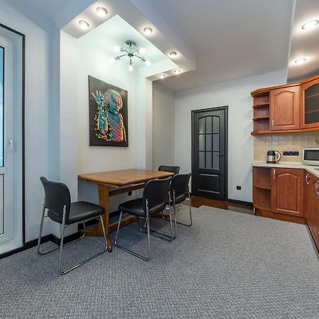 Modern 3 Bedroom Apartment Kyiv Exterior photo
