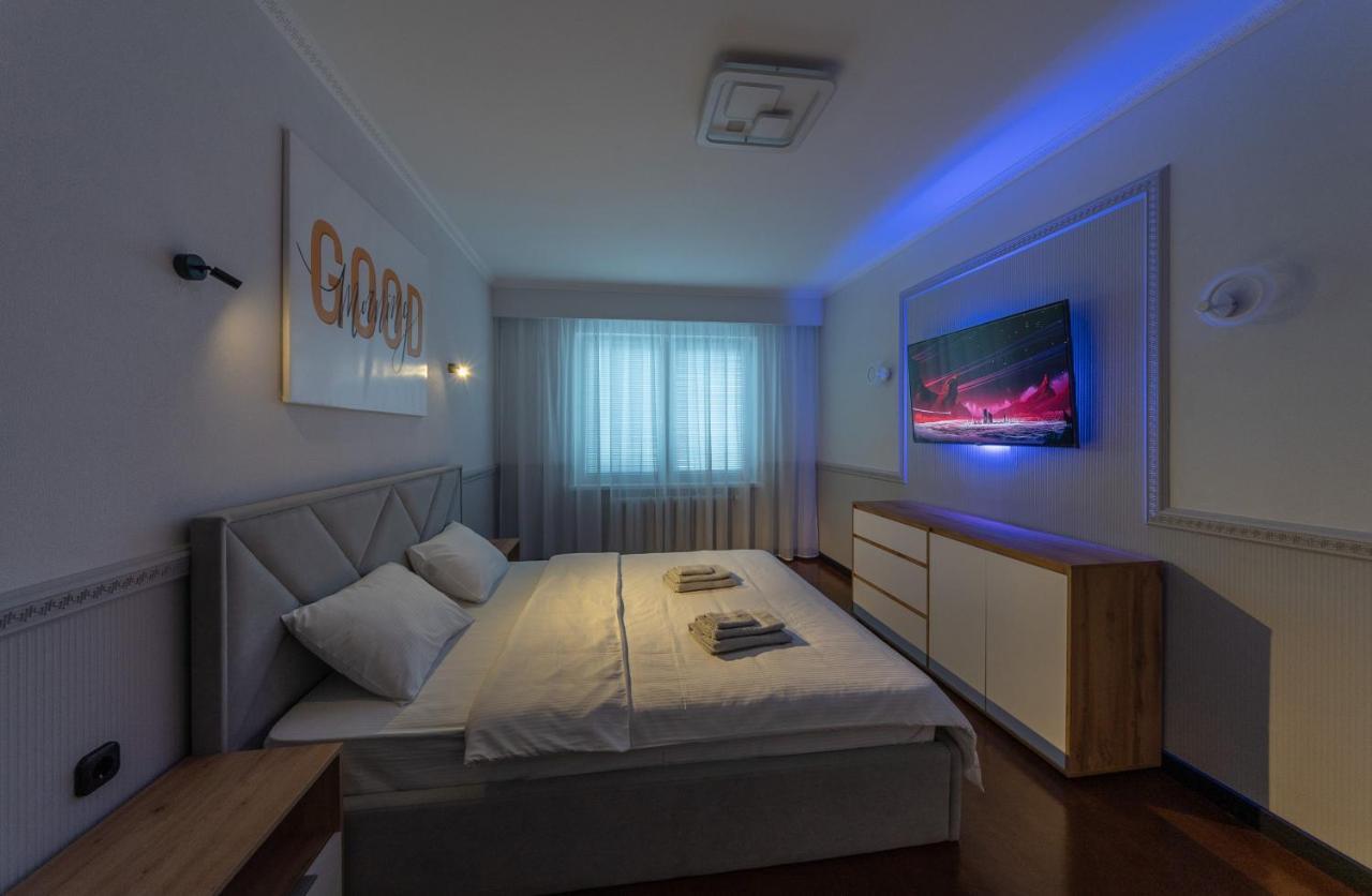 Modern 3 Bedroom Apartment Kyiv Exterior photo