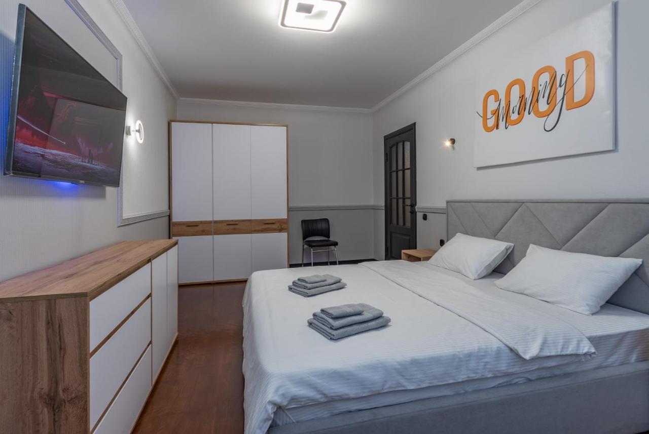 Modern 3 Bedroom Apartment Kyiv Exterior photo